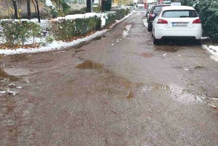 (FOTO) Ulica Mihajla Pupina puna blata: Nezadovoljni stanari se uzalud obraćali Gradskoj upravi