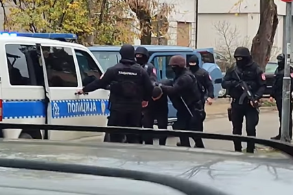(VIDEO) Hapšenje u Banjaluci: Žandarmerija naoružana DUGIM CIJEVIMA, muškarac izvučen iz džipa kotorskih tablica
