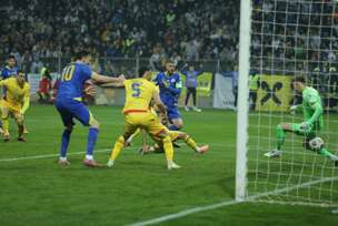 Edin Džeko postiže gol protiv Rumunije