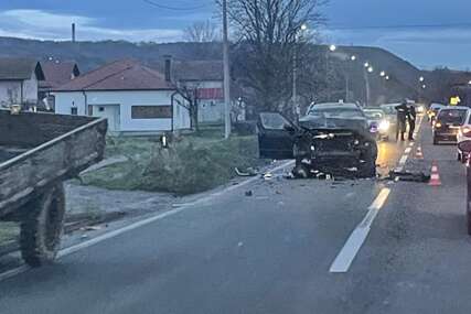 (FOTO) Sudarili se automobil i traktor: Udes na magistralnom putu Bijeljina-Ugljevik