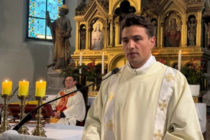 (FOTO) Žene totalno "odlijepile": Novi đakon postao hit na društvenim mrežama "Ići ću u crkvu samo zbog njega"