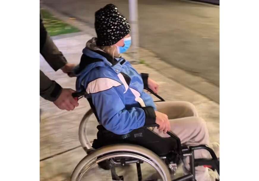 (VIDEO, FOTO) Napustila mjesto na kom je štrajkovala u pratnji veterana: Dijana Hrka u kolicima PREVEZENA U BOLNICU