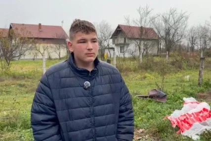 "SVI ME IZBJEGAVAJU, NEMAM GDJE NI DA SE OKUPAM" Amela (15) je majka napustila kao bebu, život ga nije mazio, pa sada živi ovako, a majku ne želi da upozna