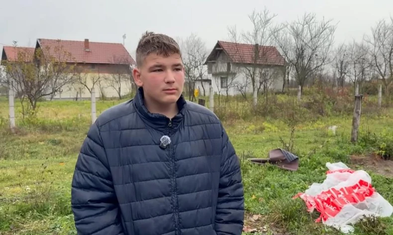 "SVI ME IZBJEGAVAJU, NEMAM GDJE NI DA SE OKUPAM" Amela (15) je majka napustila kao bebu, život ga nije mazio, pa sada živi ovako, a majku ne želi da upozna