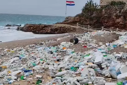 (VIDEO) Užasan prozor sa Jadrana: Plaža zatrpana smećem, stanovnici zabrinuti