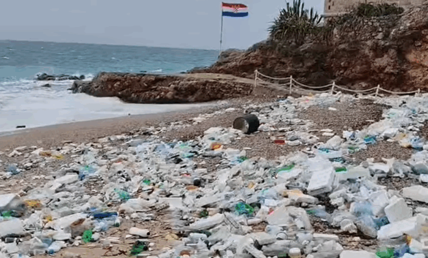 (VIDEO) Užasan prozor sa Jadrana: Plaža zatrpana smećem, stanovnici zabrinuti