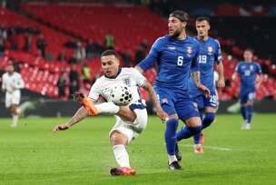 Nemanja Gudelj u meču s Engleskom
