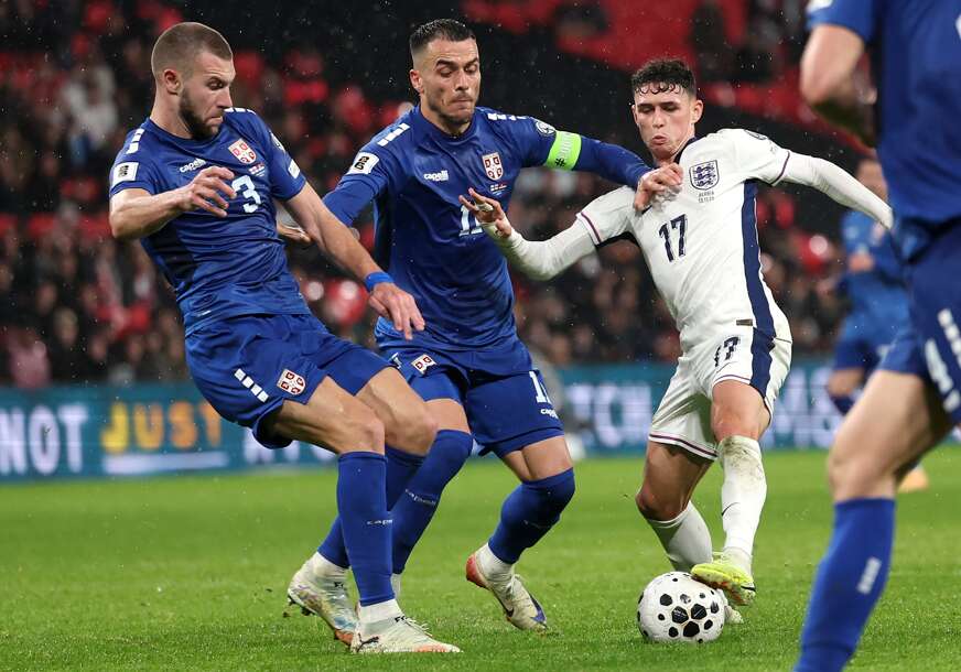 Strahinja Pavlović i Filip Kostić u meču s Engleskom