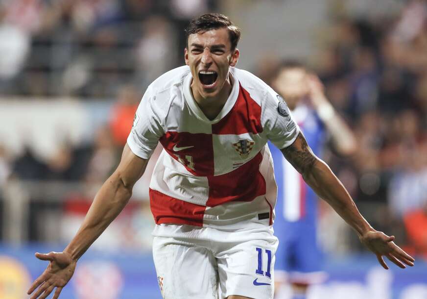 Petar Musa slavi gol protiv Farskih ostrva
