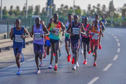 (FOTO) Pobjede afričkih atletičara: Desetine hiljada ljudi istrčalo Istanbulski maraton, podijeljen na 4 trke