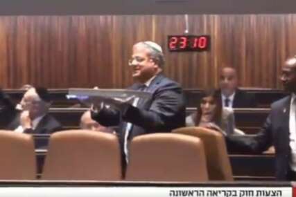 (VIDEO) Ismijali palestinski običaj: Izraelski parlament izglasao SMRTNU KAZNU, pa ministar prisutnim podijelio BAKLAVU