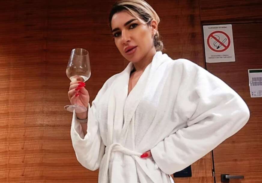 (FOTO) "BIĆE MUŽ" Jovana Jeremić nakon snimka sa misterioznim muškarcem nastavila da PROVOCIRA NA MREŽAMA, pokazala gole noge