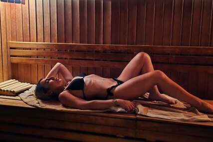 (FOTO) MINIJATURNI BIKINI Jovana Jeremić se uslikala u sauni, pa pokazala kako uživa na putovanju za sve pare