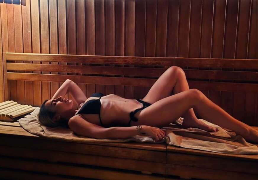 (FOTO) MINIJATURNI BIKINI Jovana Jeremić se uslikala u sauni, pa pokazala kako uživa na putovanju za sve pare