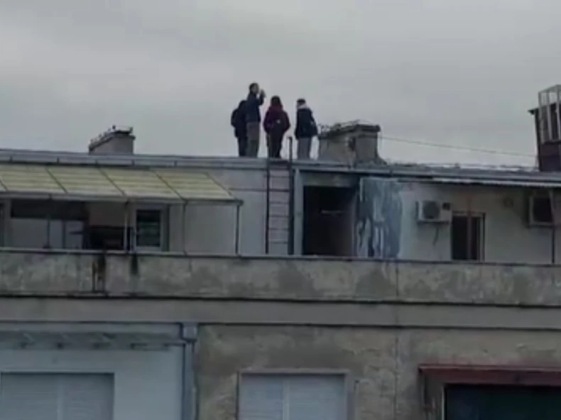 ZABRINJAVAJUĆE Tinejdžeri se zbog selfija penju po krovovima zgrada, ulazi često otključani