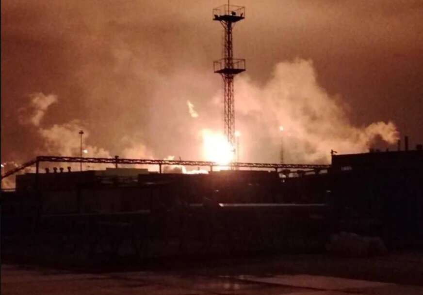 (VIDEO, FOTO) UZBUNA U RUSIJI Najveća rafinerija Lukoil u plamenu, ljudi bez struje, aerodromi blokirani