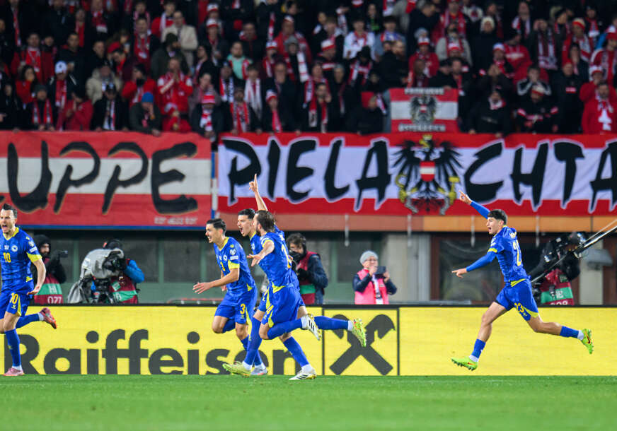 fudbaleri BiH proslavljaju gol Tabakovića