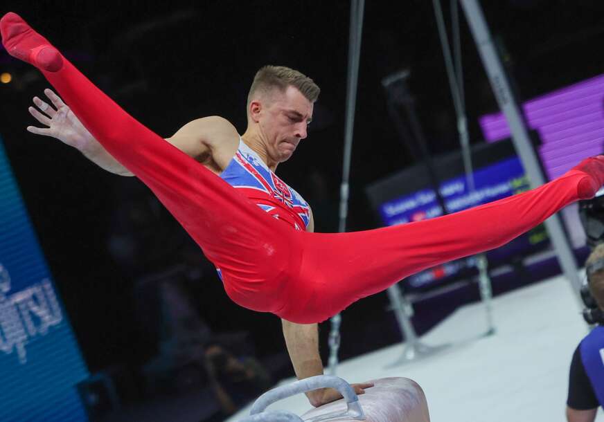 Maks Vitlok na gimnastičkom konju sa hvataljkama