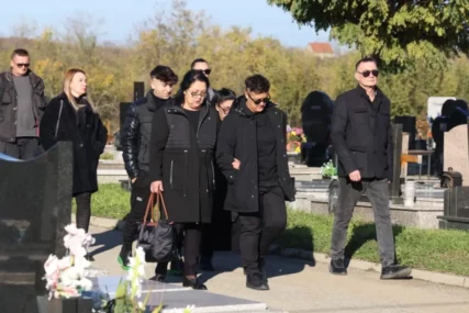 (FOTO) SAHRANJEN RAJKO ŠERIFOVIĆ Potresne scene u Kragujevcu, Marija slomljena od bola, Verica je drži za ruku, a kćerka Šabana Šaulića u suzama