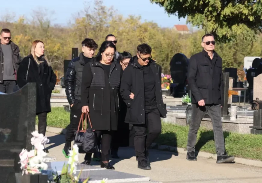 (FOTO) SAHRANJEN RAJKO ŠERIFOVIĆ Potresne scene u Kragujevcu, Marija slomljena od bola, Verica je drži za ruku, a kćerka Šabana Šaulića u suzama