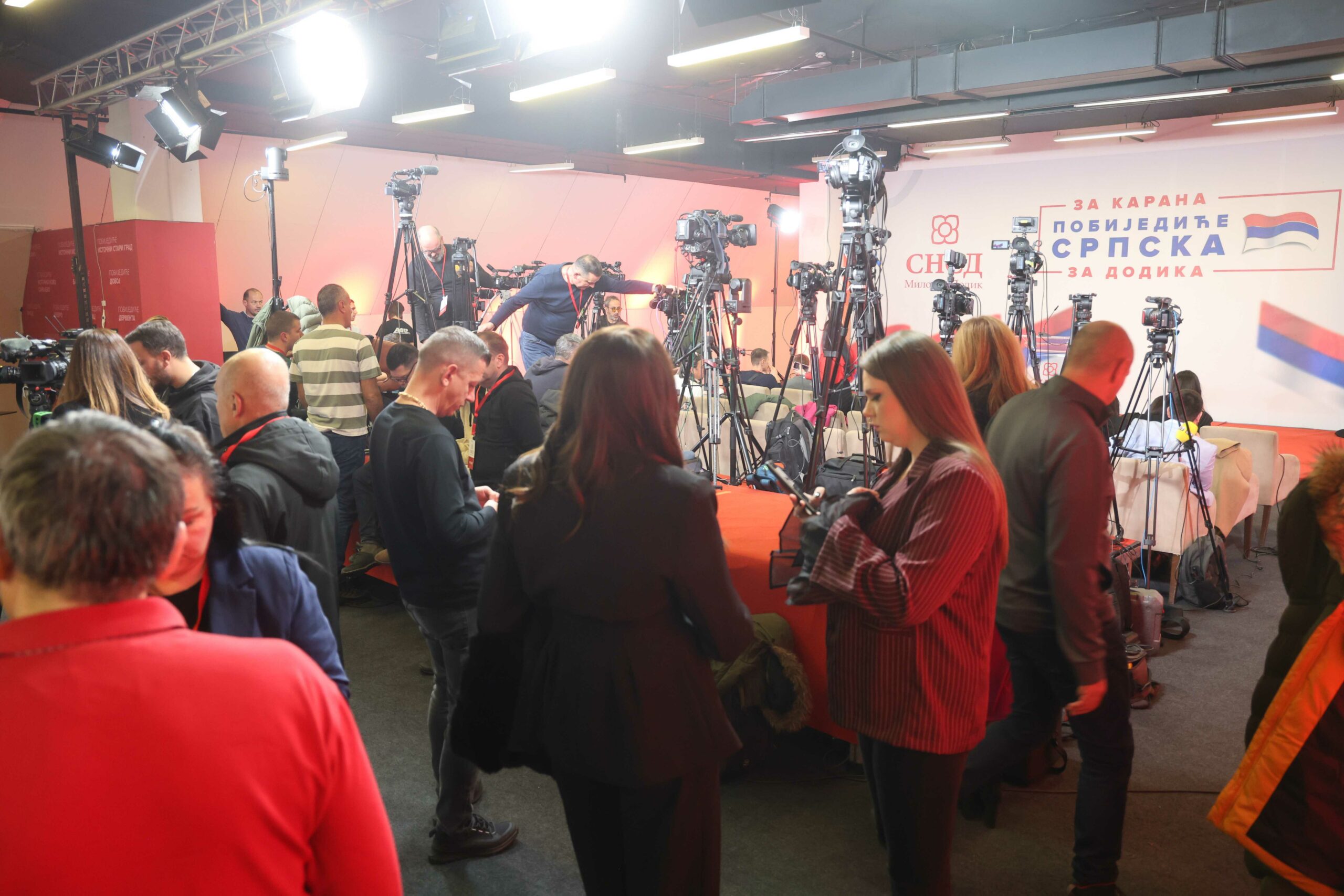 (VIDEO) Medijski stampedo: SNSD pod opsadom snimatelja i novinara, evo kakva je atmosfera u štabu