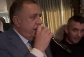 (VIDEO) „Samo tako, samo tako…“ Dodik se nakon pobjede Siniše Karana UHVATIO MIKROFONA
