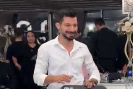 (VIDEO) "A od kuma..." Mladoženjin prijatelj iznenadio sve na svadbi, mladenci dobili poklon o kojem se priča