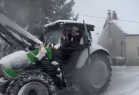 (VIDEO) Snijeg nije spriječio vjenčanje: Kum i mladoženja OČISTILI PUT ZA SVADBU traktorom, snimak postao hit