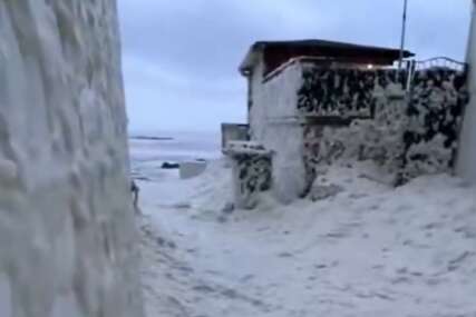 (VIDEO) Nevjerovatni prizori: Ogromna količina morske pjene prekrila obalu kod Dablina
