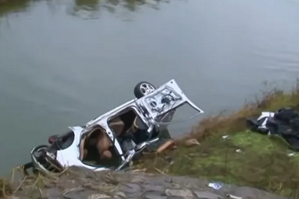 (VIDEO) POGINULO 6 OSOBA Auto sletjelo u jezero nakon policijske potjere, 4 osobe povrijeđene
