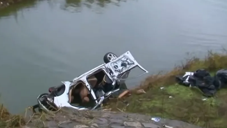 (VIDEO) POGINULO 6 OSOBA Auto sletjelo u jezero nakon policijske potjere, 4 osobe povrijeđene