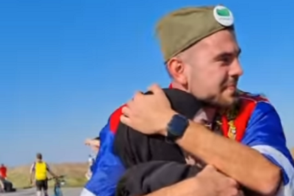 (VIDEO) Emotivan susret studenata Nadije i Save: Ona sa hidžabom, on sa šajkačom, ali njihov zagrljaj RUŠI SVE PREDRASUDE