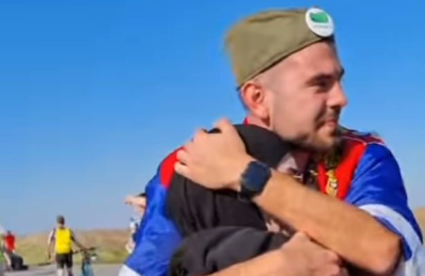 (VIDEO) Emotivan susret studenata Nadije i Save: Ona sa hidžabom, on sa šajkačom, ali njihov zagrljaj RUŠI SVE PREDRASUDE