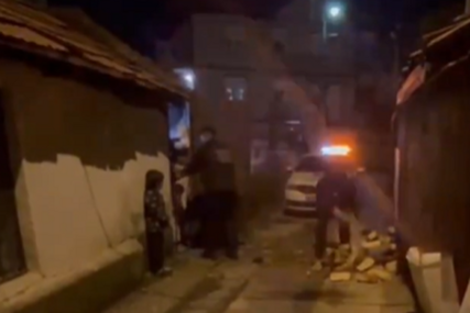 (VIDEO) UMJESTO KAZNE POKAZALI LJUDSKOST Komunalni policajci pomogli baki da prenese drva
