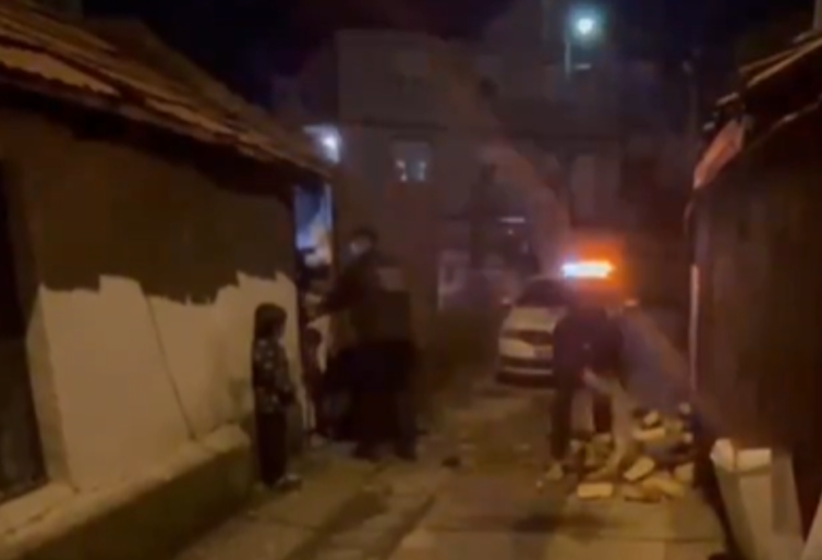 Komunalni policajci pomogli baki da prenese drva