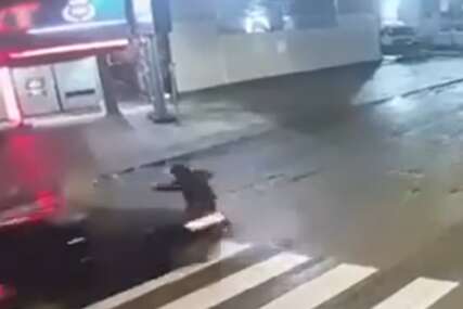 (VIDEO) JEZIV SNIMAK Auto pokosio pješaka, osoba odletjela u vazduh od jačine udarca