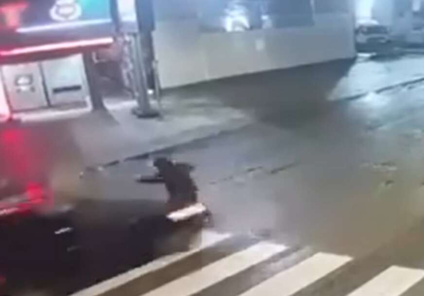 (VIDEO) JEZIV SNIMAK Auto pokosio pješaka, osoba odletjela u vazduh od jačine udarca