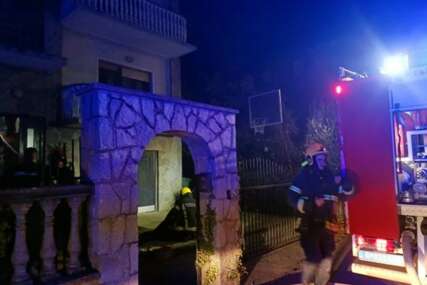 Dim kuljao iz prvog sprata kuće: Vatrogasci spasili jednu osobu iz požara