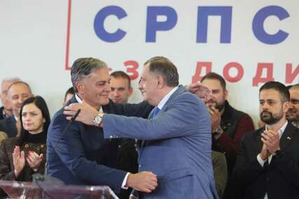 (VIDEO, FOTO) IZBORI U SRPSKOJ UZ SRPSKAINFO Dodik proglasio POBJEDU KARANA, iz SDS poručili da neće prihvatiti novu krađu, a evo ŠTA KAŽE CIK BiH