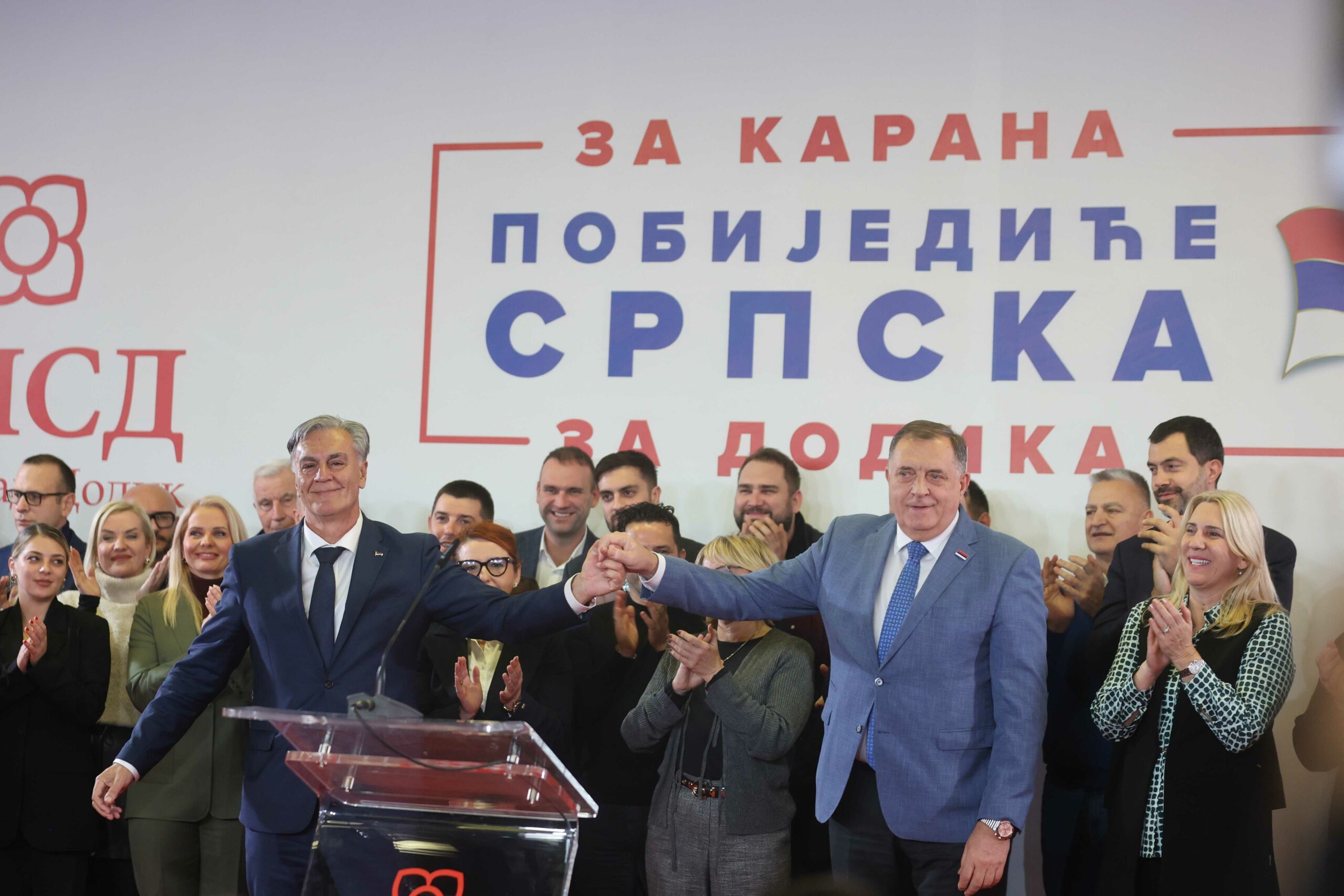 Milorad Dodik i saradnici uz muziku proslavljaju pobjedu Karana