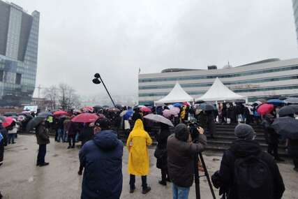 (FOTO) Protest radnika BHRT ispred Parlamenta BiH „Ne tražimo milostinju, nego poštovanje zakona“