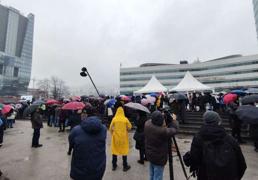 (FOTO) Protest radnika BHRT ispred Parlamenta BiH „Ne tražimo milostinju, nego poštovanje zakona“