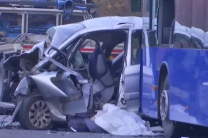 (FOTO) Od kola ostala smrskana olupina: U direktnom sudaru POGINUO VOZAČ AUTOMOBILA, a 8 osoba povrijeđeno