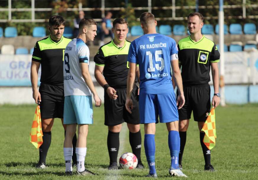 početak utakmice Radnički Lukavac - Bosna Kalesija