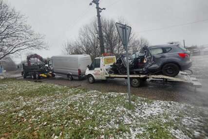 (FOTO) Porodica krenula u svinjokolj: Auto u kojem su poginuli OTAC I KĆERKA zgužvan, kombiju uništen prvi dio, VOZAČ PRIVEDEN