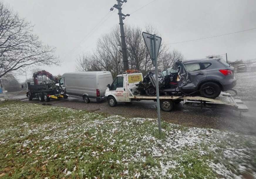 (FOTO) Porodica krenula u svinjokolj: Auto u kojem su poginuli OTAC I KĆERKA zgužvan, kombiju uništen prvi dio, VOZAČ PRIVEDEN