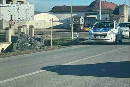 Nesreća na putu Banjaluka-Prijedor: Automobil se prevrnuo na krov u kanalu