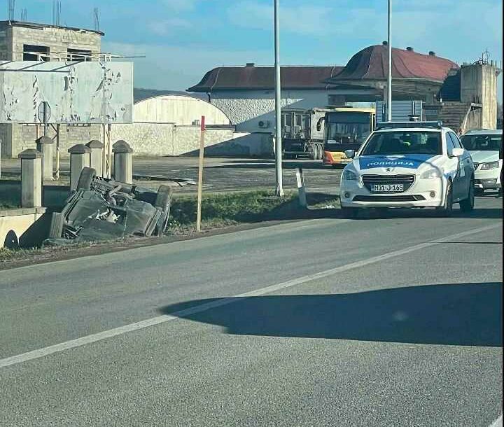 Nesreća na putu Banjaluka-Prijedor: Automobil se prevrnuo na krov u kanalu