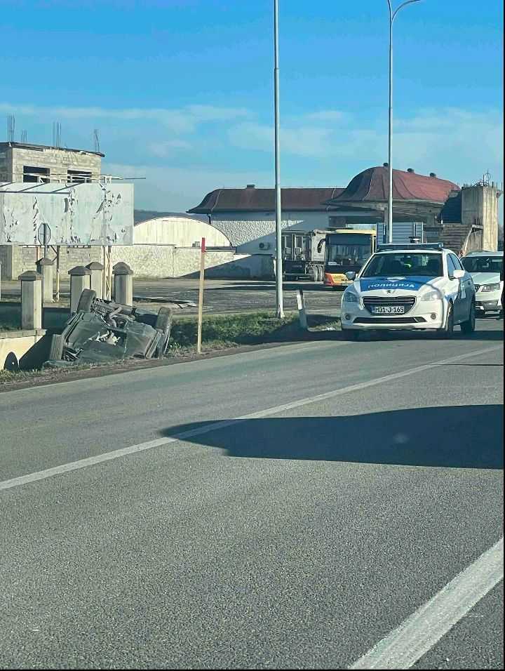 Detalji udesa kod Prijedora: U prevrtanju automobila POVRIJEĐENI MUŠKARAC I ŽENA iz Laktaša
