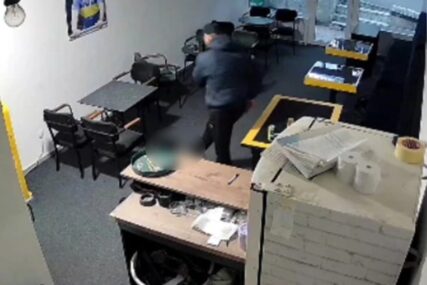 (UZNEMIRUJUĆI VIDEO) Djevojku (23) GAZIO PO GLAVI, ŠUTIRAO I UDARAO: Nasilnik ušao u kafić, pa brutalno pretukao radnicu